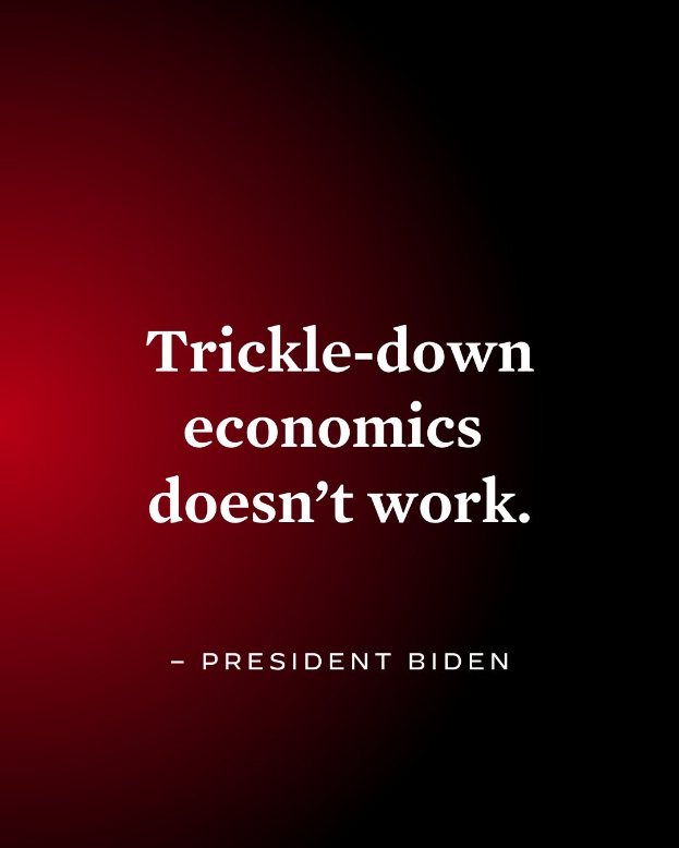 Ein Plakat mit fetter schwarzer Schrift, die "Trickle-Down Economics Doesn't Work" gegen einen weißen Hintergrund stellt, eingerahmt von einem dünnen schwarzen Rand, begleitet von einem Zitat des Präsidenten Biden.