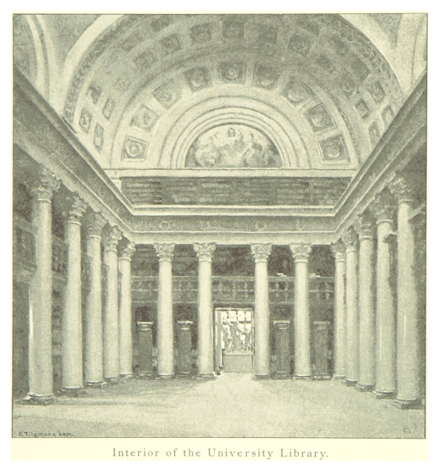 Innenansicht einer prächtigen Universitätsbibliothek mit hohen Säulen und kunstvollen Deckenentwürfen sowie dekorativem Text am unteren Bildrand.