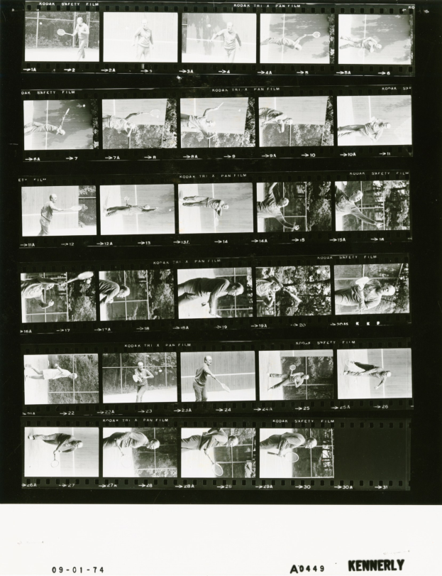 Schwarzes und weißes Foto eines Mannes in einem weißen Hemd und Shorts, der Tennis spielt und einen Schläger in der rechten Hand hält, mit einem Filmstreifen im Hintergrund.