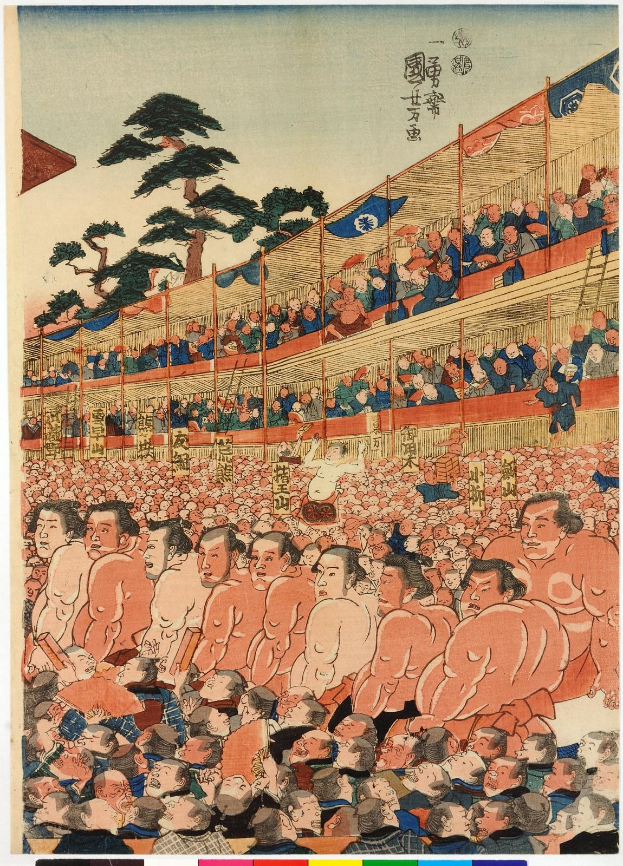 Plakat von Utagawa Kunisada Toyokuni III aus der Serie "Fünfzig-drei Stationen des Tokaido", das ein Sumo-Match zeigt, mit Ringern im Vordergrund, Flaggen und Bäumen im Hintergrund und japanischer Schrift unten.
