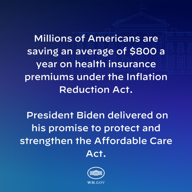 Blauer Hintergrund mit weißer Schrift, die 'Millionen von Amerikanern sparen durchschnittlich 800 USD pro Jahr an Gesundheitsversicherungsprämien unter dem Inflation Reduction Act' lautet, mit einem Logo darunter.