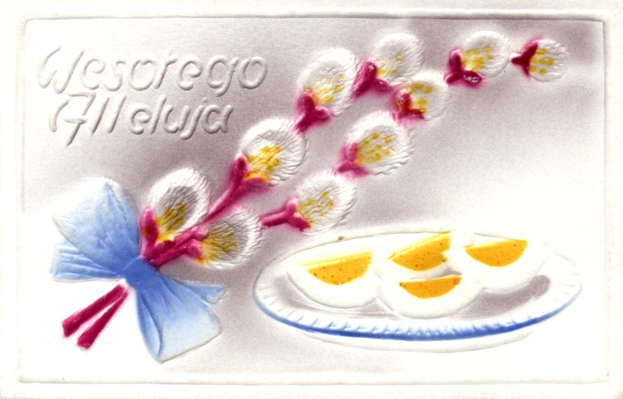 Eine Postkarte mit einem Teller voller Eier, umgeben von einer dekorativen Blumenanordnung, mit dem Text "Ostereier" sichtbar.