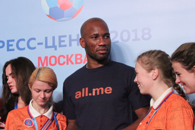 Gruppe von Menschen in Medaillen auf einer Bühne mit einer 2018 FIFA WM Russland Flagge mit einem Fußball.