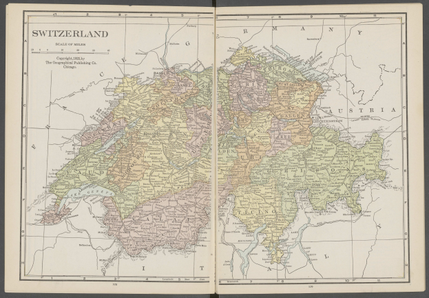 Offenes Buch mit detaillierter Landkarte der Schweiz mit Provinzen und Städten, begleitet von erklärendem Text.
