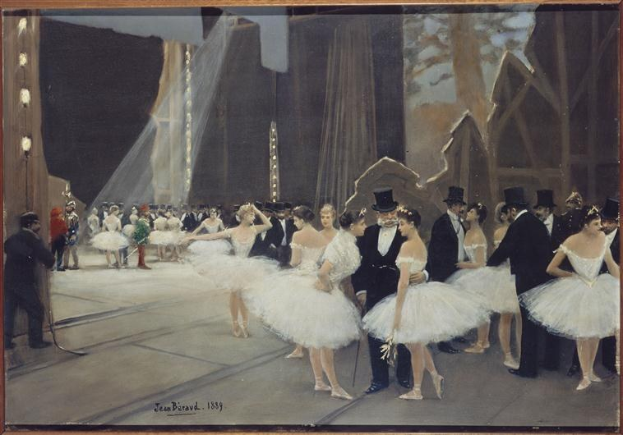 Ein Bild mit dem Titel "Tanz an der Oper" von Jean Beraud aus dem Jahr 1889, das eine Gruppe von Tänzerinnen in weißen Tutus und Hüten auf einer Bühne zeigt, die von Lichtern beleuchtet wird und von einem Photo Rahmen umgeben ist.