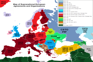 Eine Karte von Europa mit verschiedenen Farben, die Länder und ihre jeweiligen Vereinbarungen und Organisationen darstellen, begleitet von Text, der die Länder und beteiligten Länder auflistet.