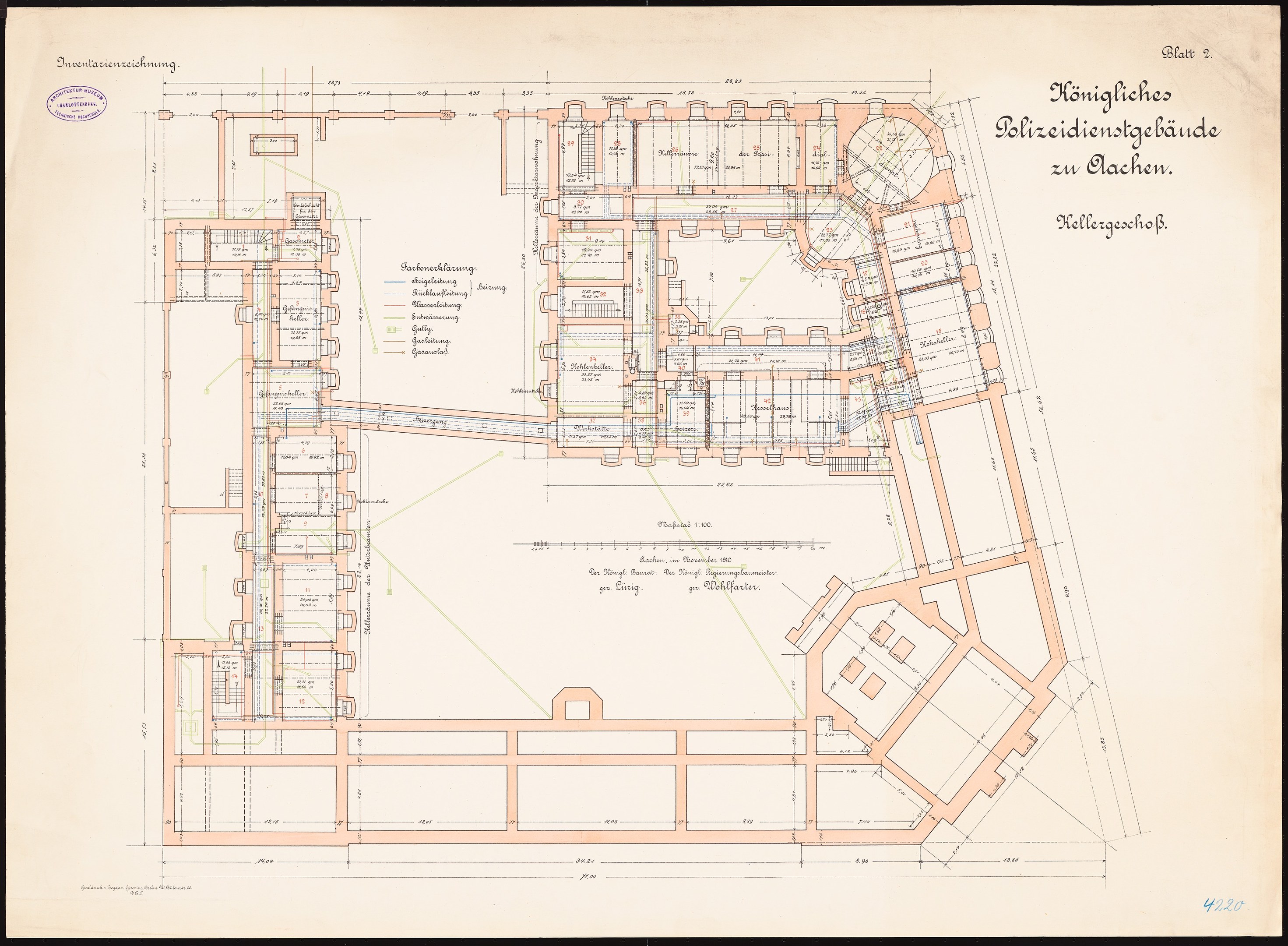 Black and white architectural floor plan of a large building with numerous labeled rooms, titled "Königliches Polizei-Dienstgebäude zu Olachen," accompanied by handwritten text detailing the layout.