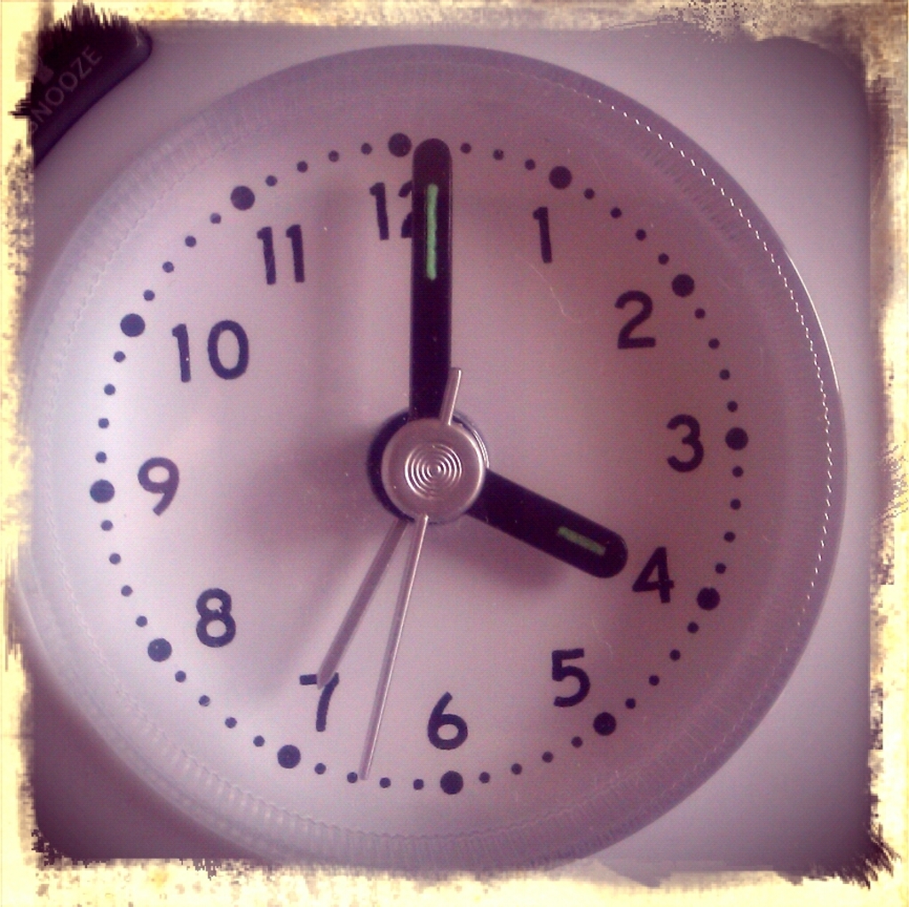 Eine analoge Uhr mit einem weißen Zifferblatt, schwarzen Stunden- und Minutenzeigern und schwarzen Stundenmarkierungen.