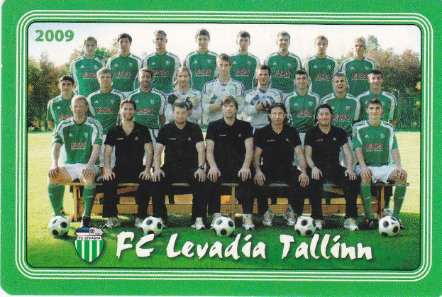 Ein Plakat der FC Levadia Tallinn Mannschaft mit einer Gruppe von Menschen im Vordergrund, Fußball im Hintergrund, Bäume und einen klaren blauen Himmel und Text mit einem Logo unten.