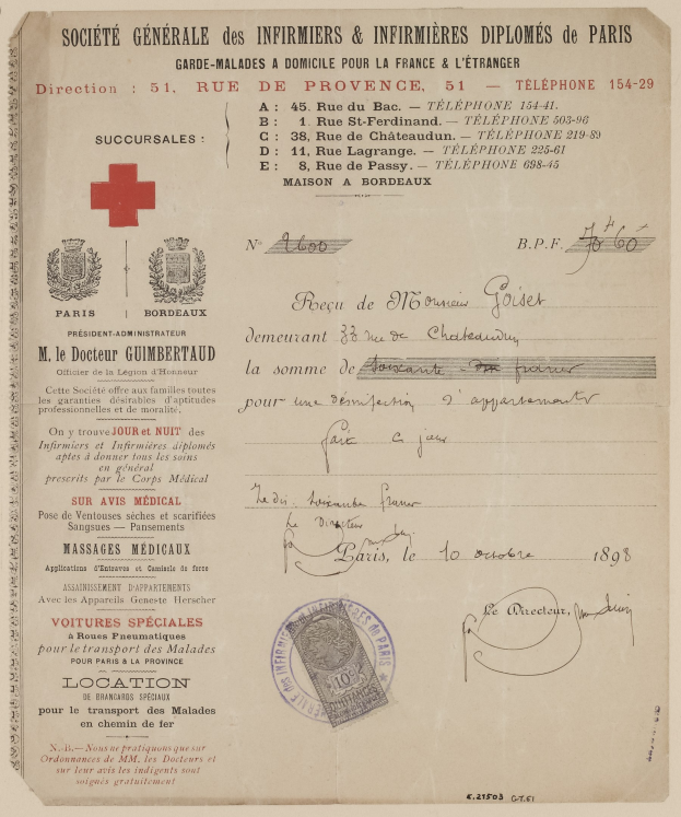 Alter medizinischer Dokument mit rotem Kreuzsymbol, Stempeln, Logo und handgeschriebener Text.