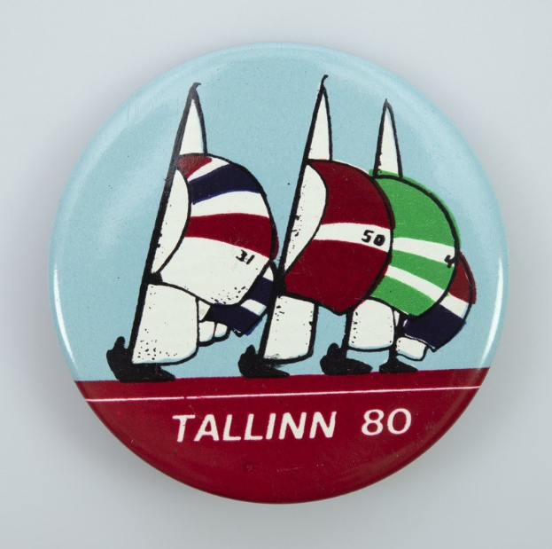 Der lettische MEP Kols überreichte Kaja Kallas ein Aufkleber mit einem "Baltic Chihuahua" vor dem Hintergrund der Flaggen der baltischen Länder