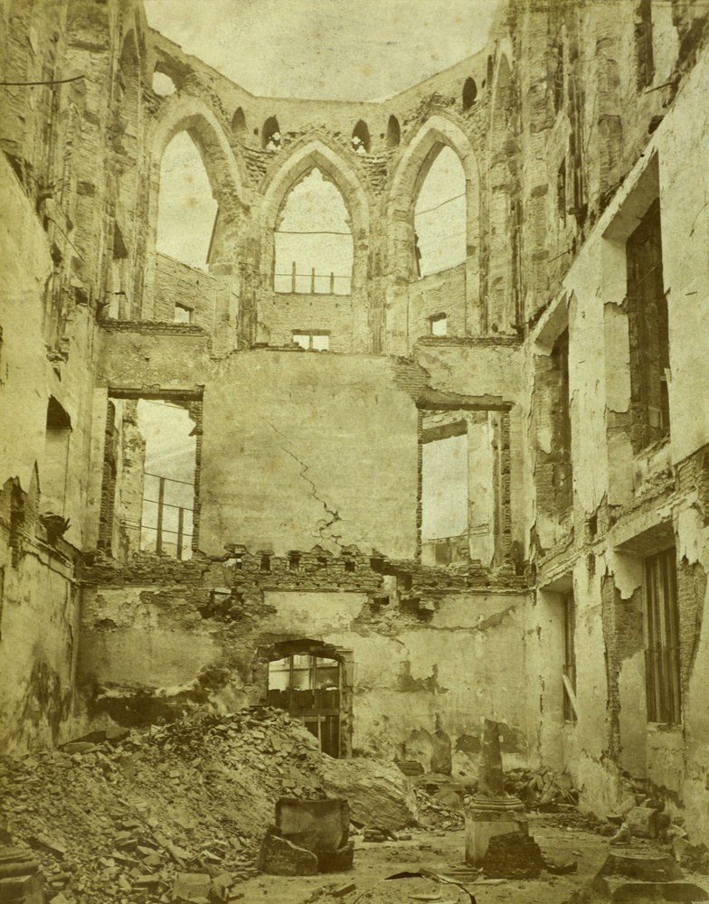 Altes Foto von zerfallenen Gebäude-ruinen mit gebrochenen Fenstern, verschmutzter Boden und verstreute Steine.