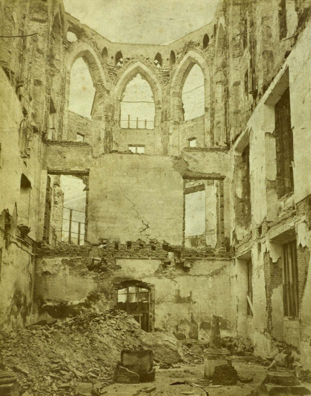 Altes Foto von zerfallenen Gebäude-ruinen mit gebrochenen Fenstern, verschmutzter Boden und verstreute Steine.