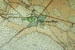 Ein alter Stadtplan der Stadt Hesselby mit detaillierten Straßen, Gebäuden und Sehenswürdigkeiten mit Text und Nummern, die Standorte angeben.