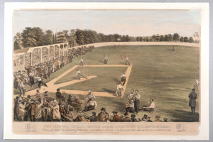 Eine Gruppe von Menschen, die Cricket auf einem grünen Feld mit Bäumen im Hintergrund und einem klaren blauen Himmel spielen, mit dem Text "Das zweite große Meisterschaftsspiel" unten.