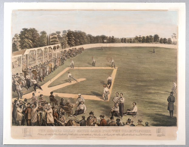Eine Gruppe von Menschen, die Cricket auf einem grünen Feld mit Bäumen im Hintergrund und einem klaren blauen Himmel spielen, mit dem Text "Das zweite große Meisterschaftsspiel" unten.