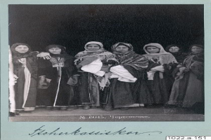 Eine Gruppe von Frauen in traditioneller russischer Kleidung mit Kopftuch und Schmuck, die zusammenstehen und in ein Schwarz-Weiß-Foto lächeln, das mit "Russische orthodoxe Frauen" beschriftet ist.