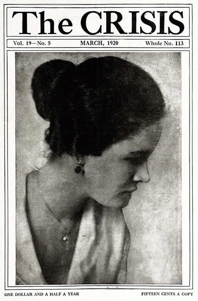 Schwarz-weißes Porträt einer Frau auf dem Cover von 'The Crisis'-Magazin, die ein weißes Kleid mit einem gemusterten Schal trägt, das Haar zurückgekämmt, Blick zur Seite mit leicht geöffneten Lippen.