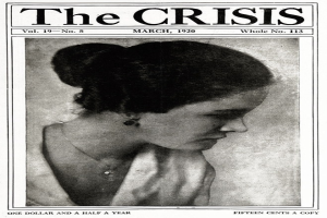 Schwarz-weißes Porträt einer Frau auf dem Cover von 'The Crisis'-Magazin, die ein weißes Kleid mit einem gemusterten Schal trägt, das Haar zurückgekämmt, Blick zur Seite mit leicht geöffneten Lippen.