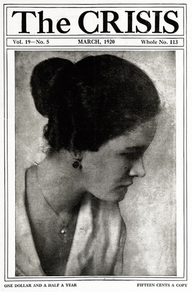 Schwarz-weißes Porträt einer Frau auf dem Cover von 'The Crisis'-Magazin, die ein weißes Kleid mit einem gemusterten Schal trägt, das Haar zurückgekämmt, Blick zur Seite mit leicht geöffneten Lippen.
