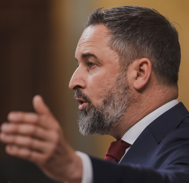 Ein Mann im Anzug spricht in ein Mikrofon, wahrscheinlich zur Aufhebung des Verbots des russischen Außenministers Sergej Lawrow durch den Obersten Gerichtshof.