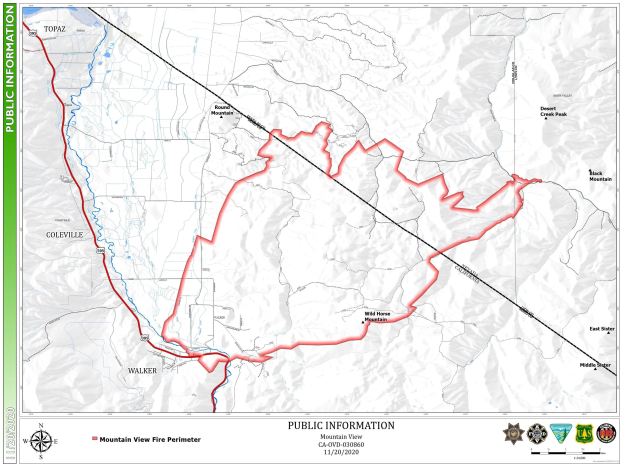 Plakat mit einer detaillierten Wanderkarte zu einem Berggipfel, einschließlich Route, Sehenswürdigkeiten und unterstützendem Text mit Logos.