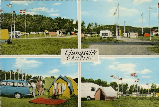 Postkarte eines Campingplatzes mit einem geparkten Auto, Zelten, Menschen, Fahnen, Pfosten, Bäumen, einer Straße, bewölktem Himmel und einem Textschild im Vordergrund.