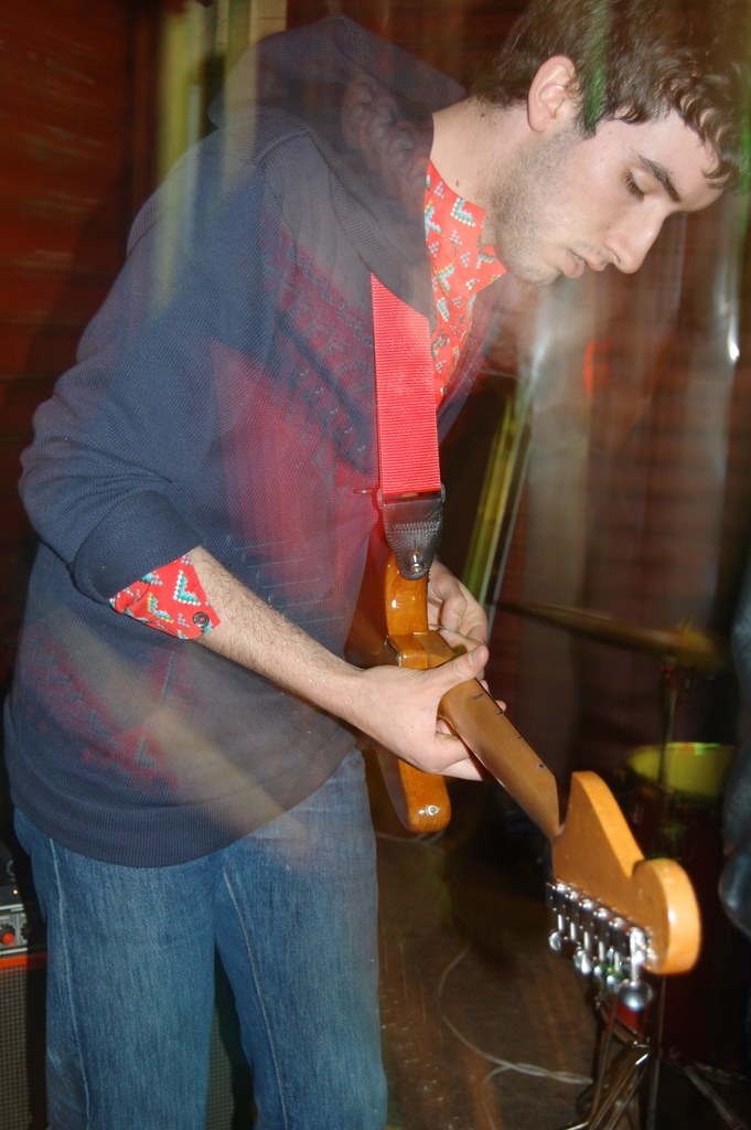 Ein Mann spielt eine Akustikgitarre.