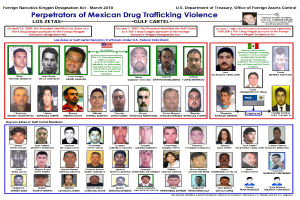 Plakat mit der Aufschrift "Täter von mexikanischer Drogenhandelsgewalt" in schwarzer Schrift auf einem hellblauen Hintergrund, das Bilder von verschiedenen Personen mit ernsten Gesichtern in einem weißen Rahmen zeigt.
