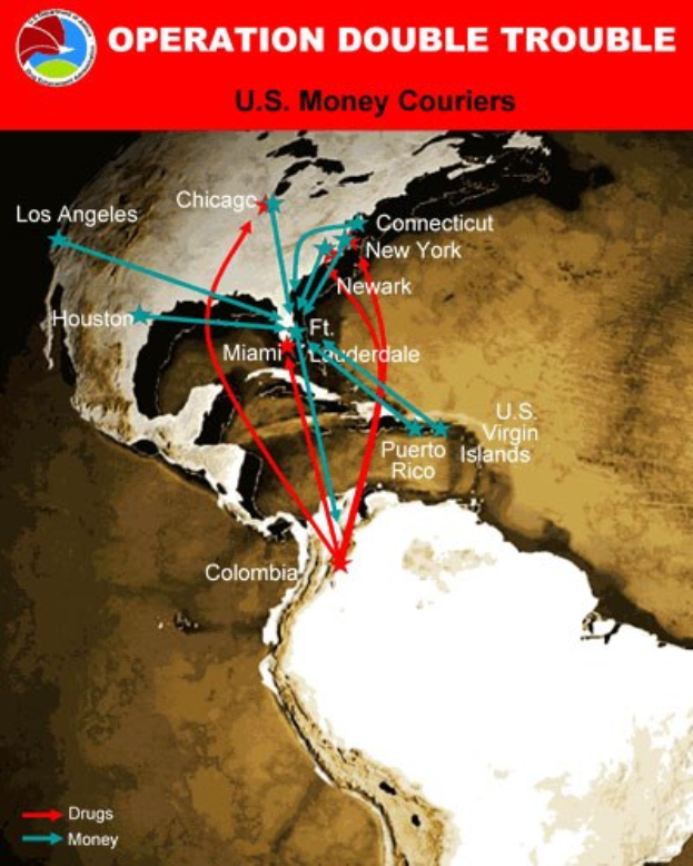 Plakat mit der Aufschrift "Operation Double Trouble: US-Geldkurier" mit einer Karte der USA, die in zwei Abschnitte unterteilt ist, einer für die Routen der US-Geldkurier und einer für die Standorte der Geldkurier, mit fetter schwarzer Schrift auf einem weißen Rand.