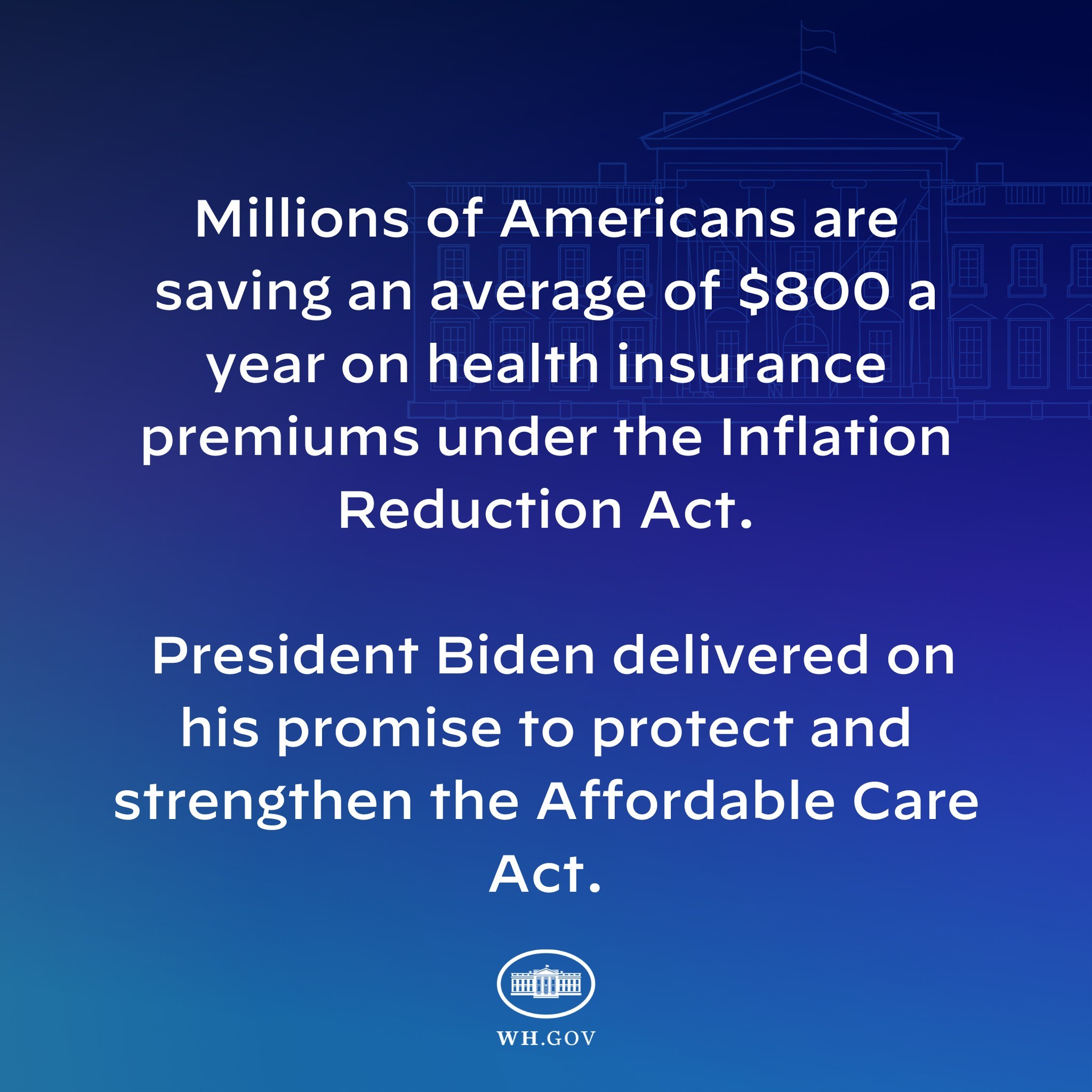 Blauer Hintergrund mit weißer Schrift, die besagt, dass Millionen von Amerikanern durchschnittlich 800 USD pro Jahr an den Gesundheitsversicherungsprämien unter dem Inflation Reduction Act sparen, mittig mit einem Logo.