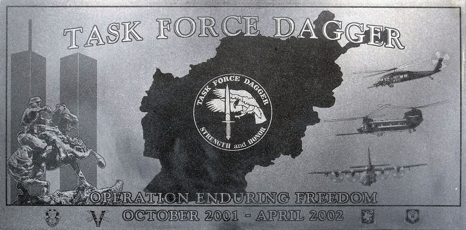 Metallplakette mit der Inschrift "Task Force Dagger Operation Enduring Freedom", begleitet von einem Logo und Bildern von Hubschraubern und Gebäuden.