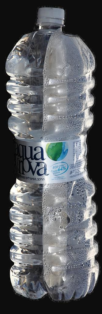 Eine transparente Wasserflasche mit einem Deckel, die Wasser enth├Ąlt, ist der Hauptfokus des Bildes.