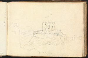 Ein aufgeschlagenes Buch mit einer Zeichnung einer Burg auf einem Hügel, umgeben von Häusern und Text, auf einem dunklen Hintergrund, der eine mysteriöse Atmosphäre schafft.