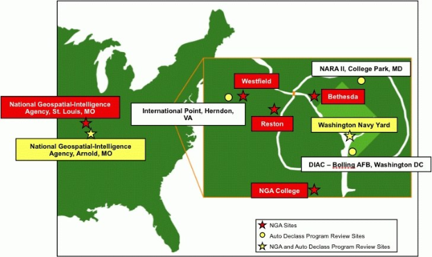 Eine Karte der Vereinigten Staaten, die die Standorte der National Geospatial Intelligence Agency hervorhebt, mit fetter Schrift, die auf geografische Merkmale wie Flüsse, Berge und Städte gelegt ist.