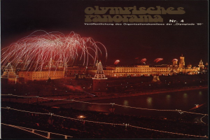Plakat für die Olympischen Spiele 1980 in Moskau mit einer beleuchteten Brücke über Wasser, Feuerwerk am Nachthimmel und Text sowie Gebäuden im Hintergrund.