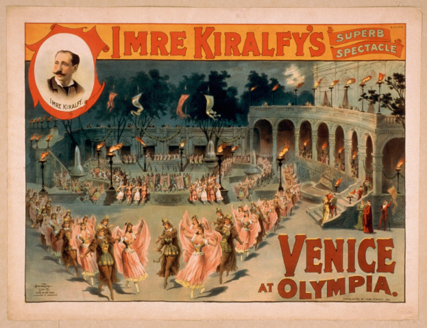 Plakat für Imre Kiralfys Super-Spektakel in Venedig bei Olympia, das kostümierte Künstler vor einem gebogenen und säulengeschmückten Gebäude mit Laternen und Bäumen im Hintergrund zeigt, mit einer Figur und Text.