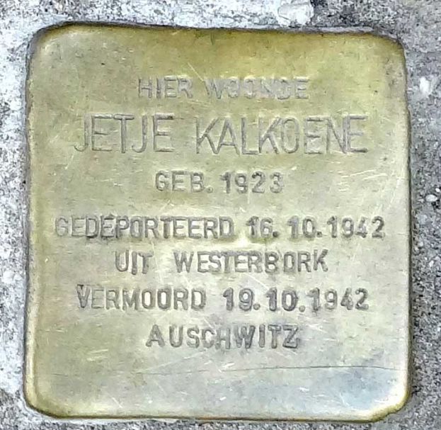 Metal plaque on a building with the inscription "Hier Wonde Jetje Kalkoene".