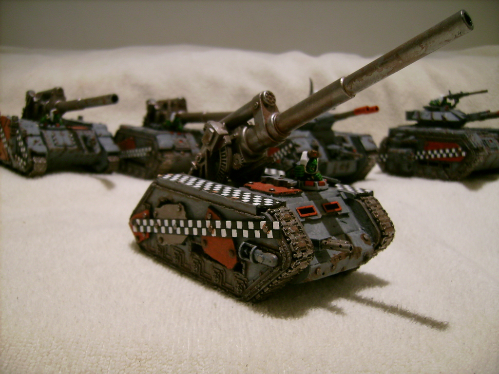 Panzer auf weißem Tuch mit weißem Hintergrund dargestellt.