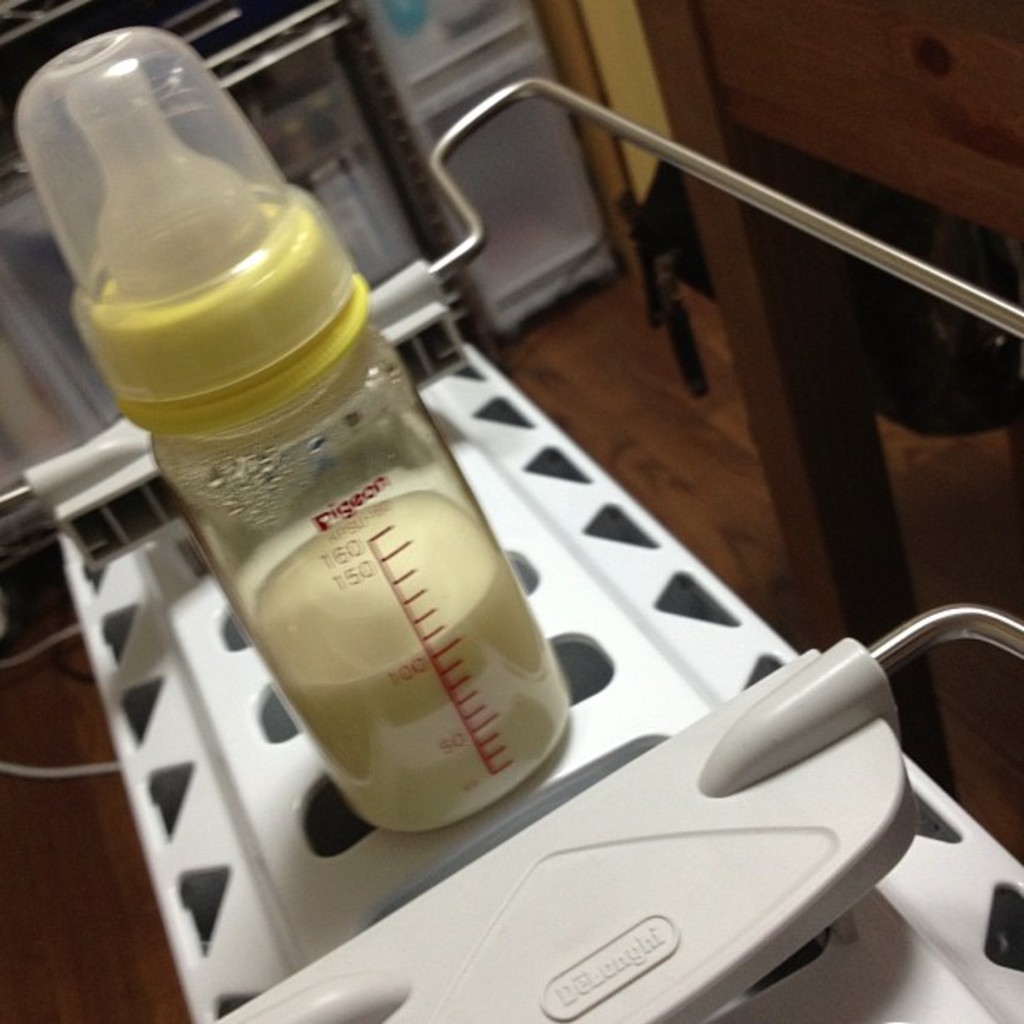 Eine einzelne Milchflasche ist zu sehen.