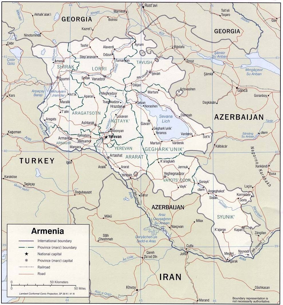Ausführliche Landkartenposter von Armenien und Aserbaidschan, die Grenzen, Städte, geografische Merkmale und Landeshauptstädte sowie zusätzliche Texte zeigen.