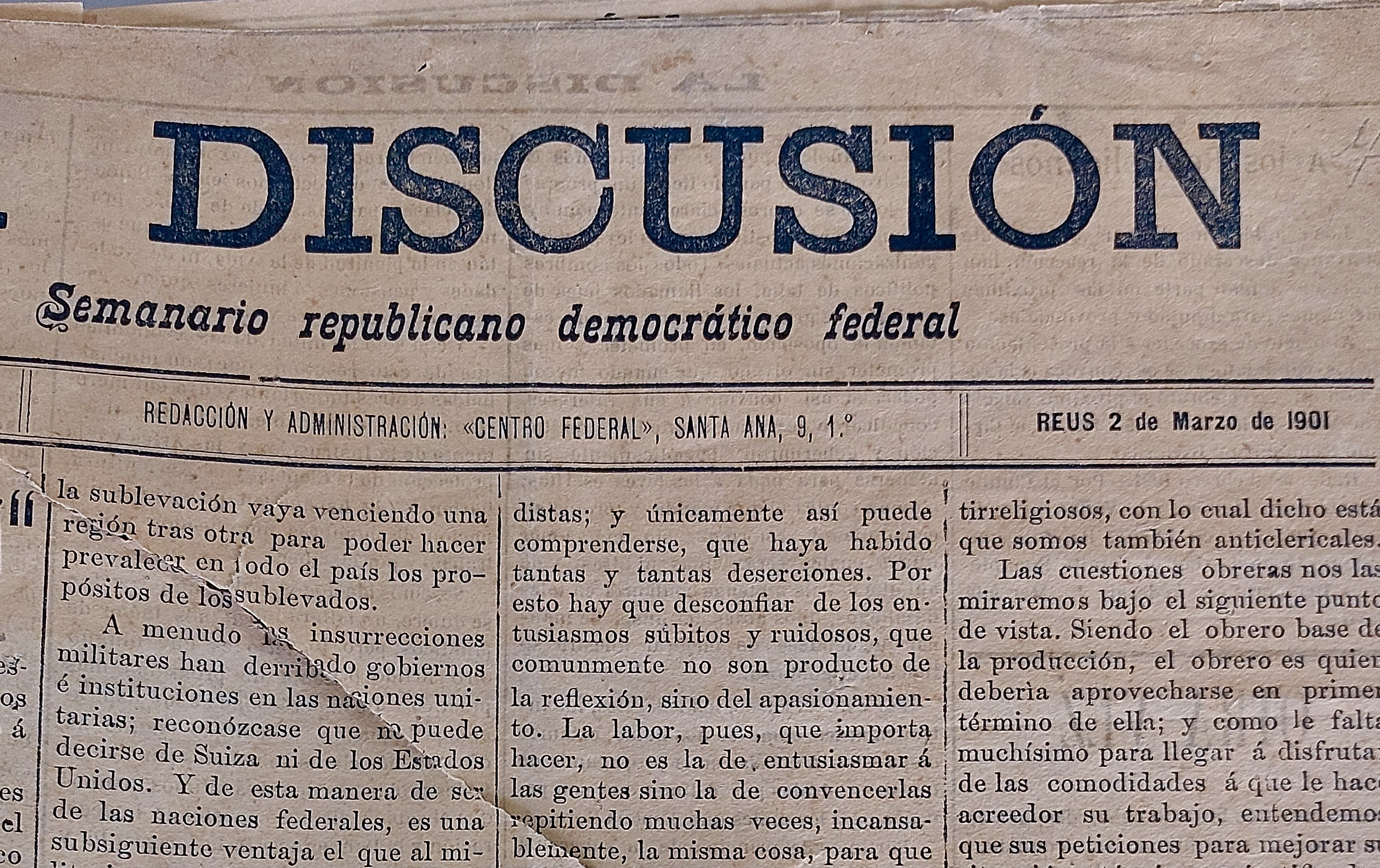 Eine vergilbte, leicht zerknitterte Zeitung mit der Schlagzeile "Semanario Repúblicano Democrático Federal" und dem Wort "Diskussion" in schwarzer Schrift