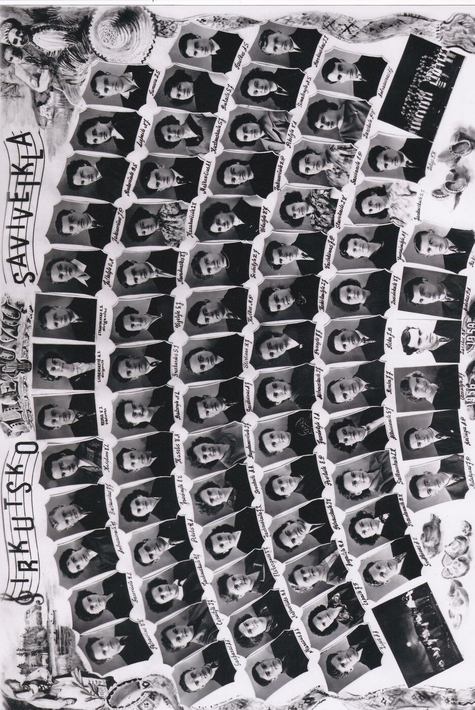 Schwarzes und weißes Foto einer lachenden Gruppe von Menschen, die in einem Kreis angeordnet sind, mit dem Text "Sarasota High School Jahrbuch" darüber.
