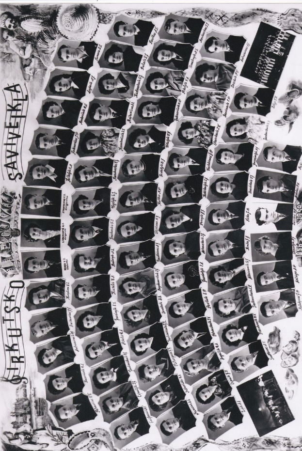 Schwarzes und weißes Foto einer lachenden Gruppe von Menschen, die in einem Kreis angeordnet sind, mit dem Text "Sarasota High School Jahrbuch" darüber.