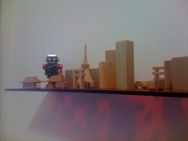 Eine Sammlung von Spielzeugen auf einem Regal.