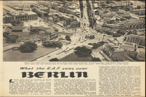 Schwarz-weiß-Fotografie einer alten Zeitung mit einer Stadtansicht, die Gebäude, Bäume und Fahrzeuge sowie Text zeigt.