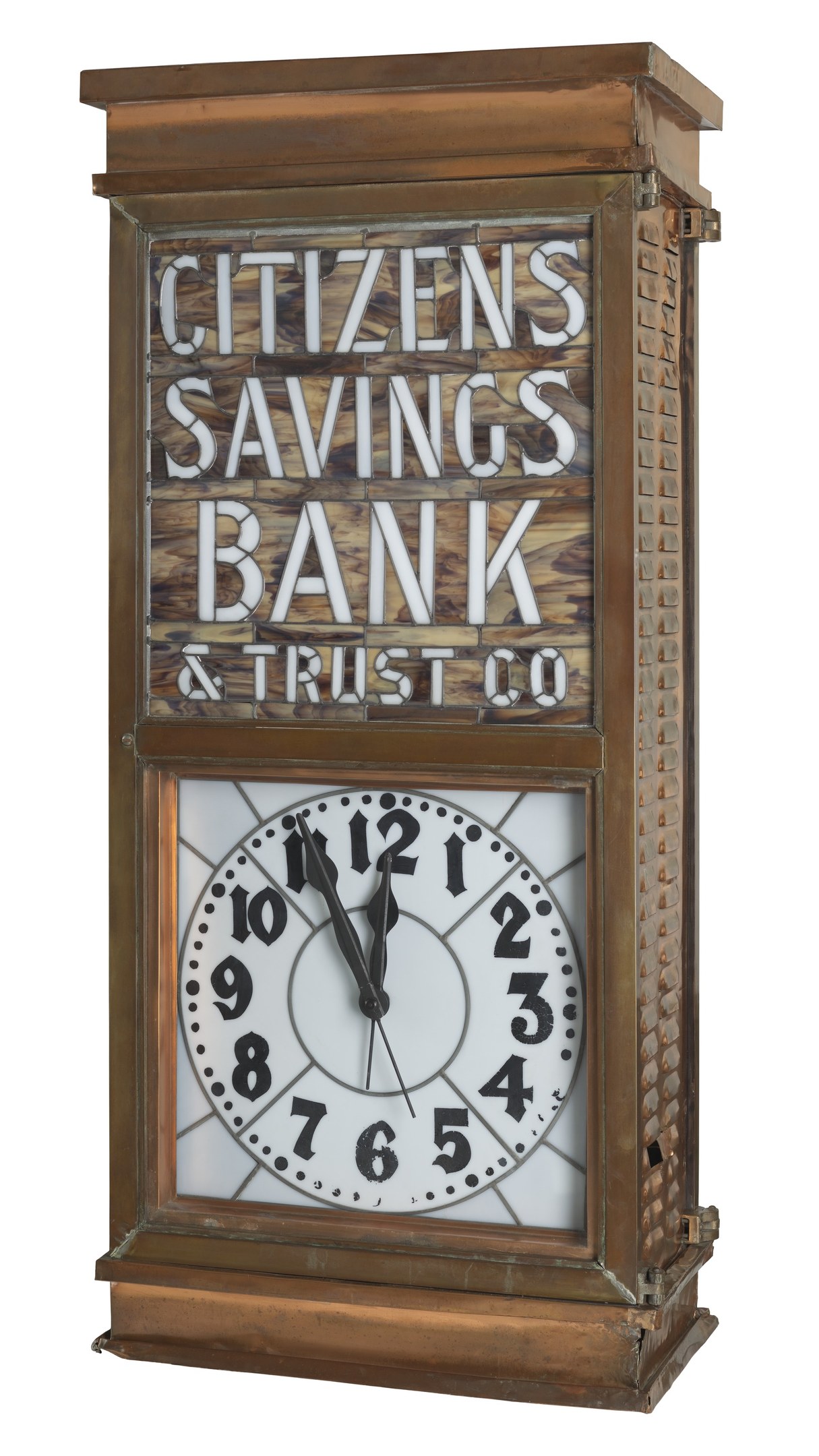 Uhr mit der Aufschrift "Citizens Savings Bank & Trust Co" vor einem weißen Hintergrund