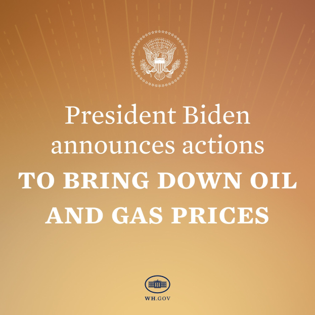 Präsident Biden an einem Rednerpult mit einem Plakat, das ein Logo und Text zu Maßnahmen zur Reduzierung von Öl- und Gaspreisen zeigt.