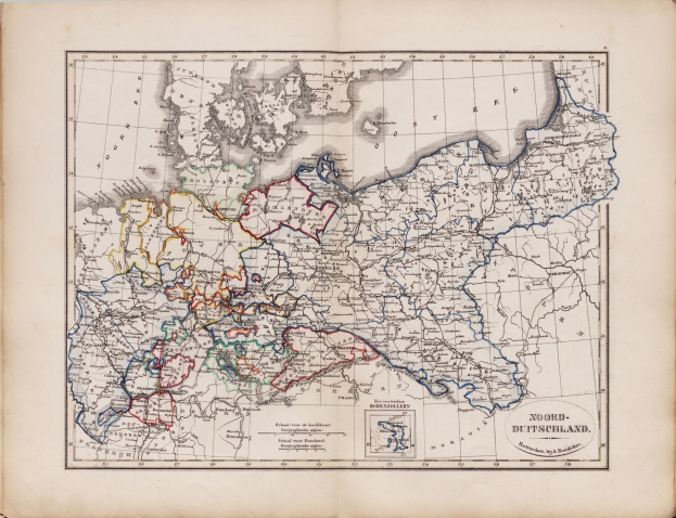Ein detailliertes altes Buch mit einer historischen Karte von Deutschland und den Niederlanden, auf der Städte, Ortschaften, geografische Merkmale und Textbeschriftungen von Provinzen und Grenzen zu sehen sind.