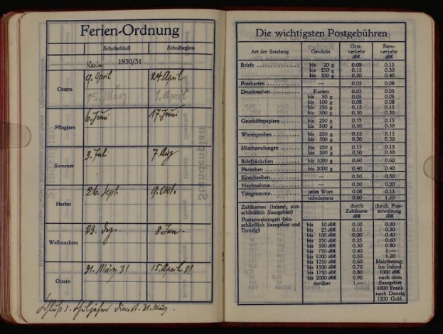 Ein offenes deutsches Postbuch aus dem Jahr 1930 mit Text und Zahlen auf seinen Seiten vor einem schwarzen Hintergrund.